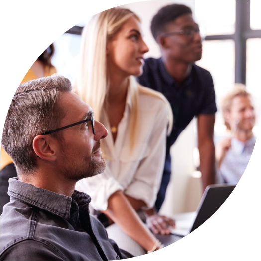 Des employés écoutant une présentation