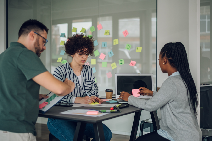 Des collègues de travail discutant